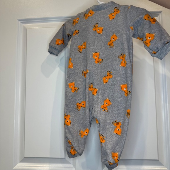 Carter's Size 0-3 Months Baby Gray Tiger Print Footed Pajamas One Piece - Picture 4 of 5